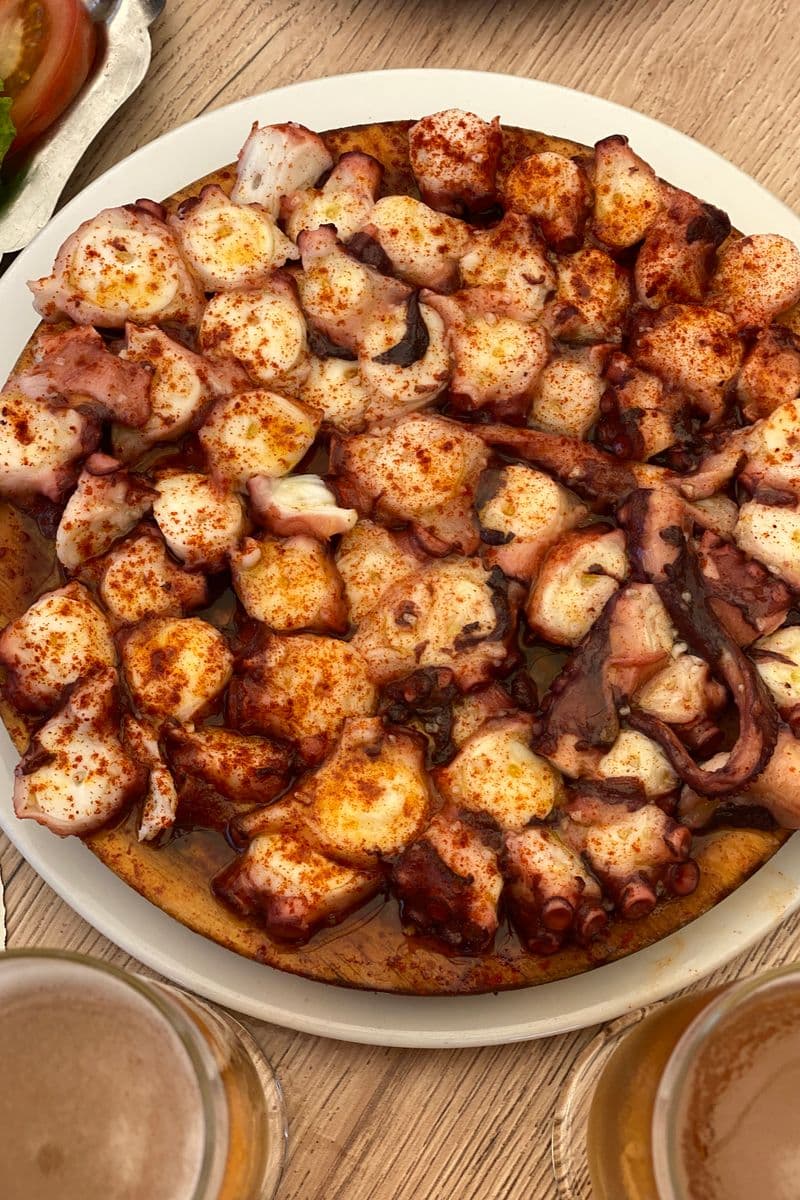 Plato de pulpo á feira con pimentón