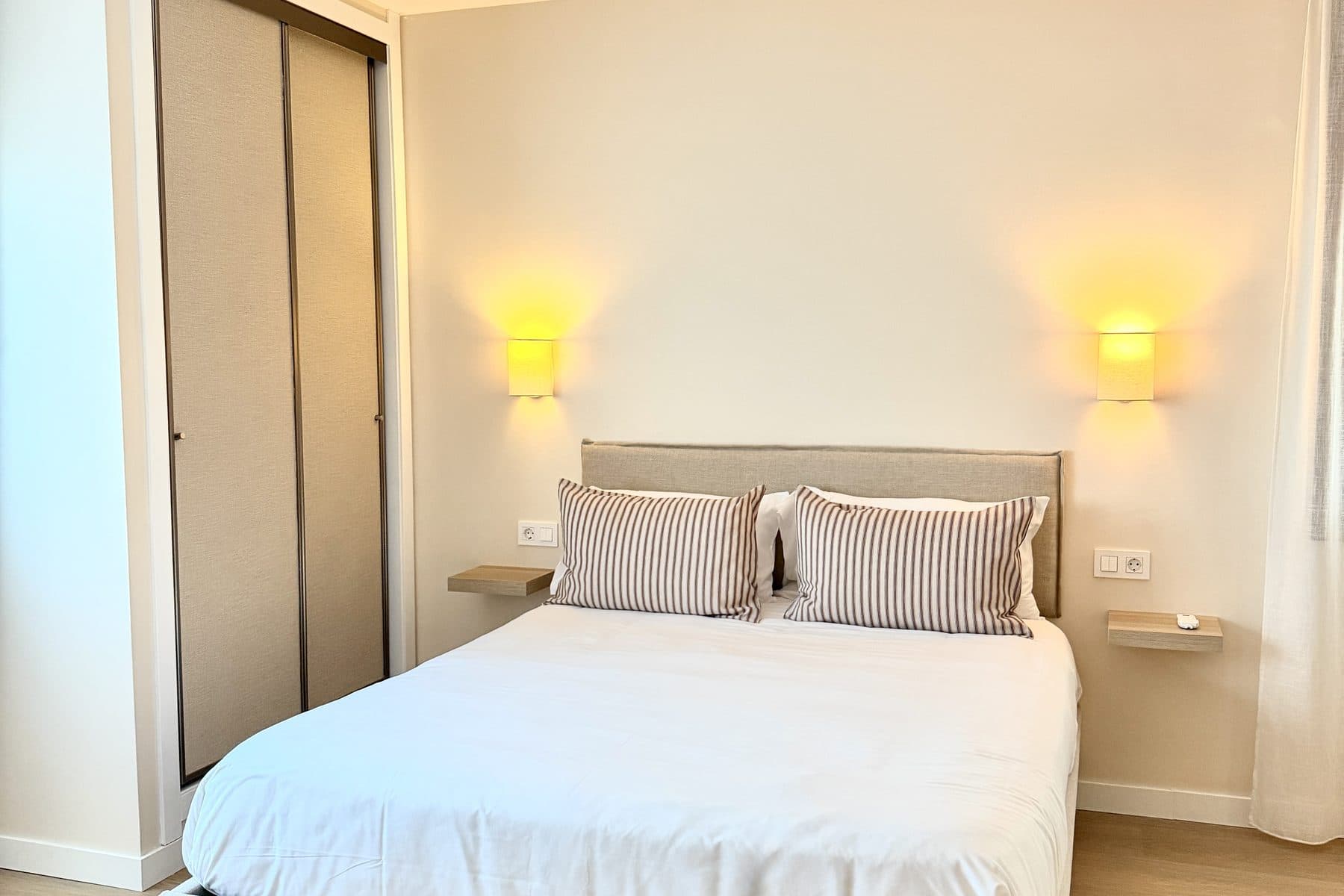 Dormitorio con ventilador de techo y luz natural